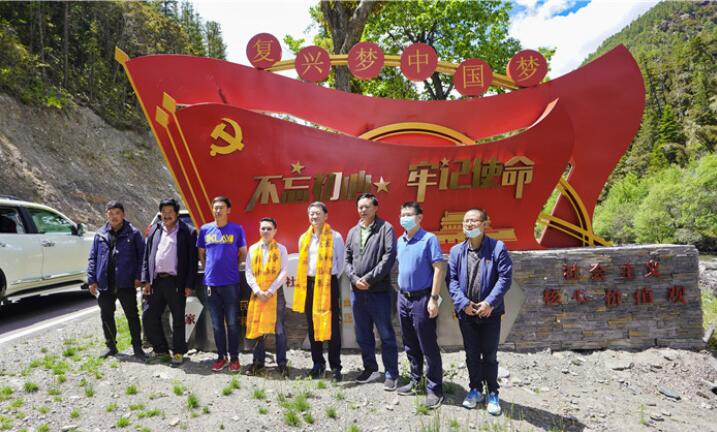 尊龙凯时集团党委书记、董事长任丁率队赴麻格同村推进对口帮扶工作