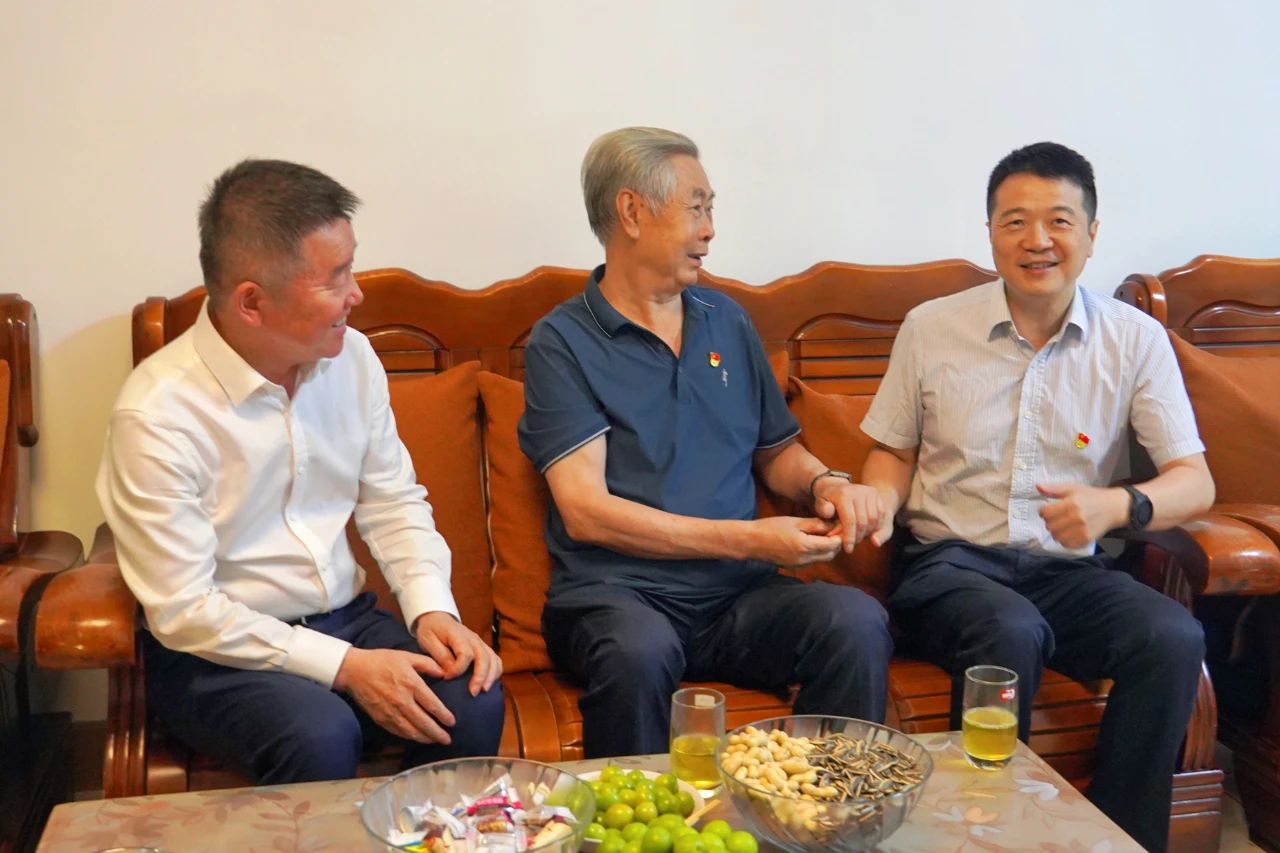 省尊龙凯时集团党委书记、董事长游勇开展“七一”走访