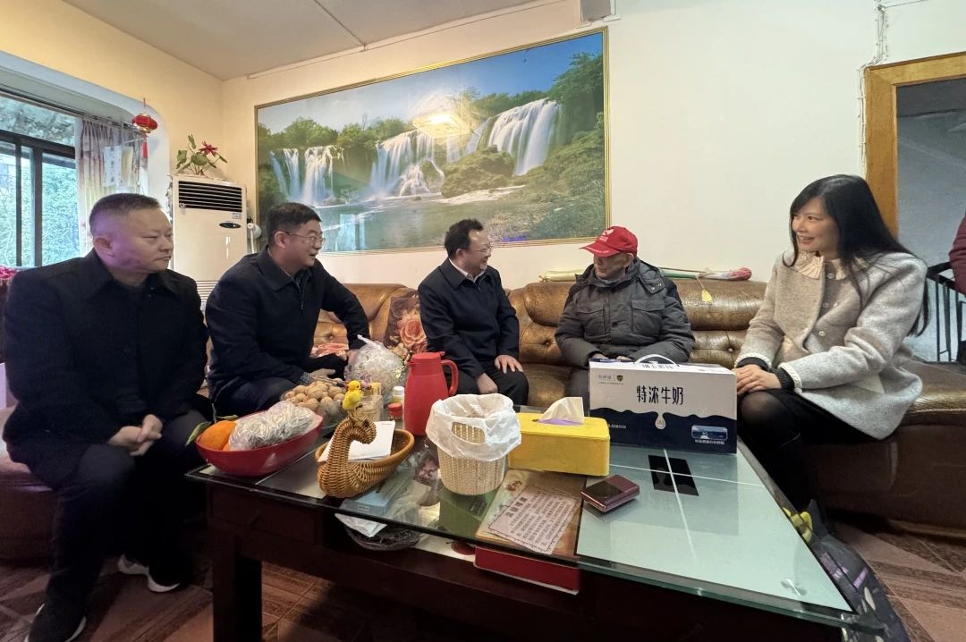 省国资委党委委员、副主任何政走访慰问省尊龙凯时集团老党员、老干部