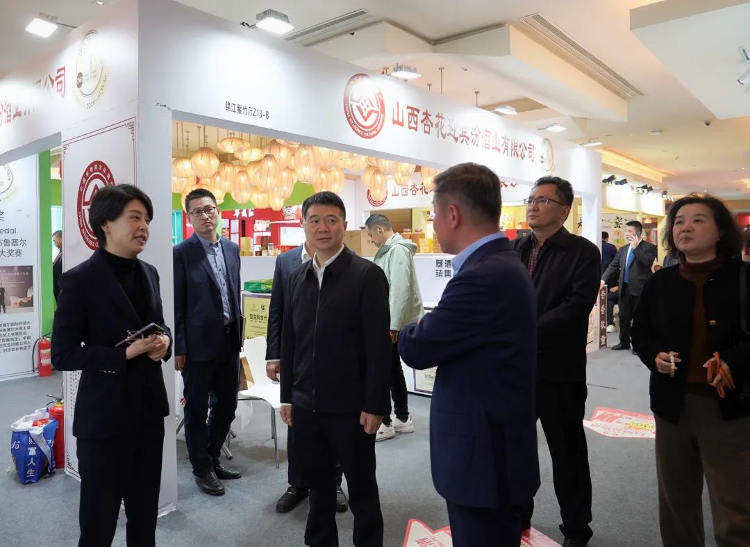 省尊龙凯时集团党委书记、董事长游勇率队到2025锦江宾馆春季酒类商务洽谈会现场检查指导重点工作
